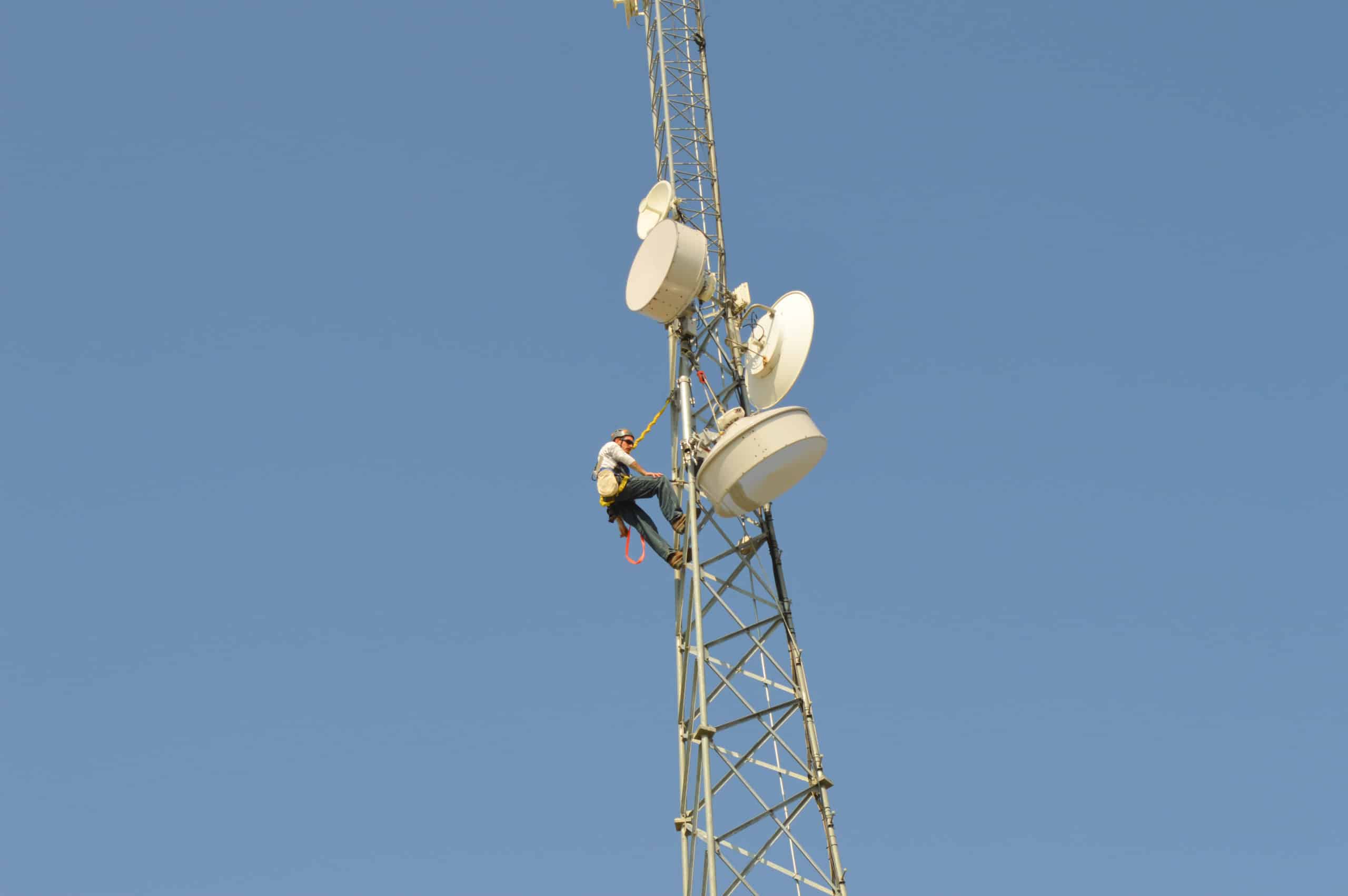 Read more about the article unWired increases Internet capacity in Laton, CA with new tower