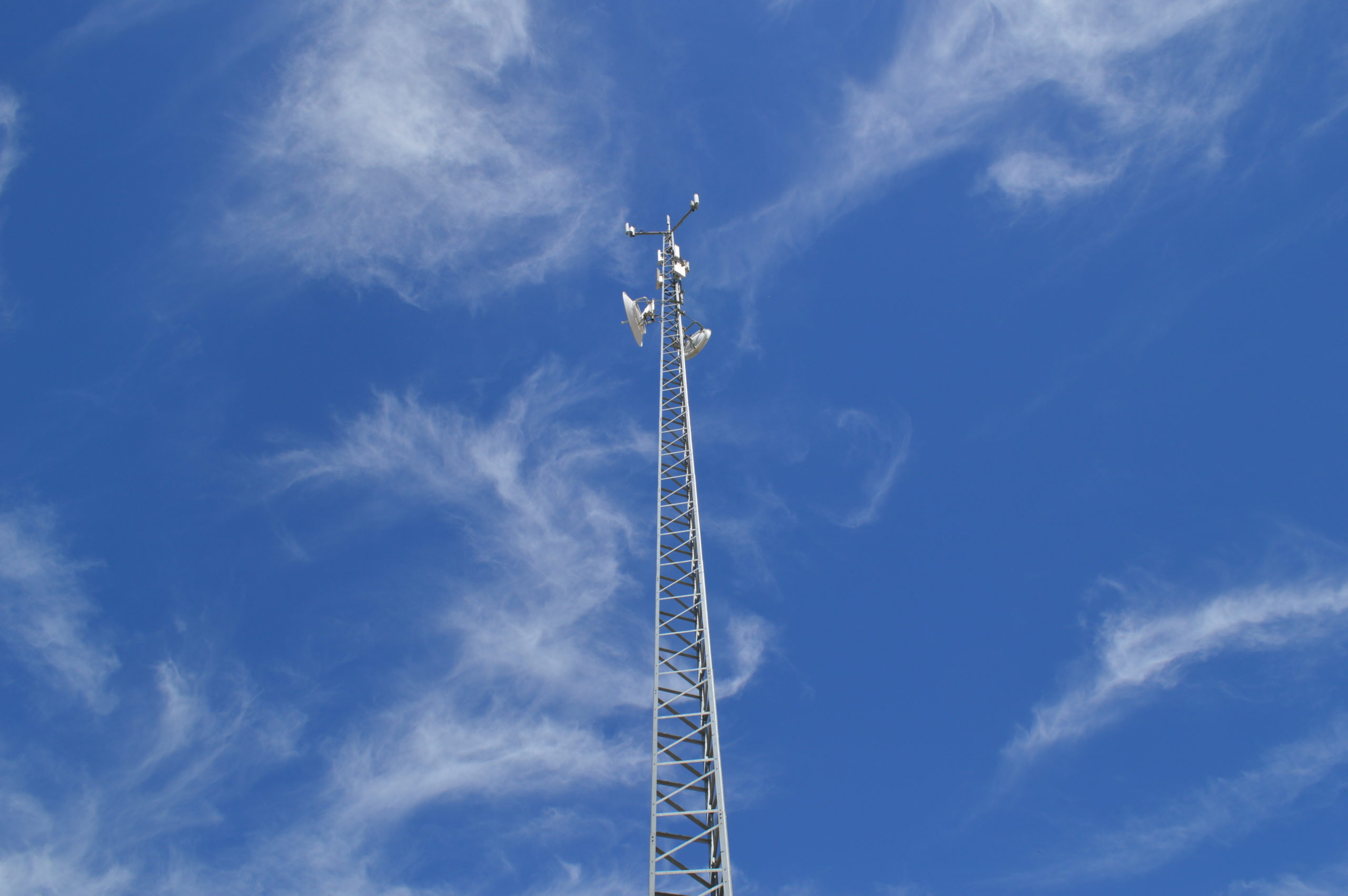 Read more about the article unWired increases Internet capacity in south Fresno, CA with new tower
